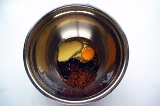 将鸡蛋，融化了的黄油，红糖，玉米油，盐全部倒入打蛋盘中，搅拌均匀。