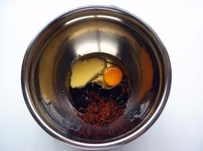 将鸡蛋，融化了的黄油，红糖，玉米油，盐全部倒入打蛋盘中，搅拌均匀。