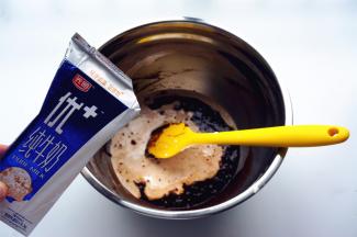 将牛奶加入，拌至完全融合。