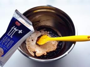 将牛奶加入，拌至完全融合。