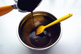 倒入融化了的巧克力，拌均匀。