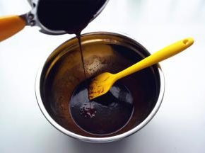 倒入融化了的巧克力，拌均匀。