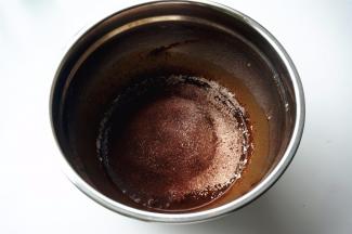 筛入中筋粉，泡打粉，小苏打，拌至顺滑，把蛋糕糊装入裱花袋。