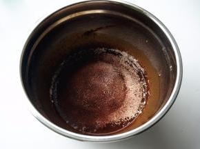 筛入中筋粉，泡打粉，小苏打，拌至顺滑，把蛋糕糊装入裱花袋。