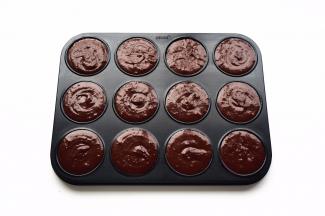 将蛋糕糊挤入球形模具中，9分满即可。