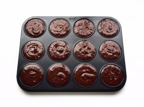 将蛋糕糊挤入球形模具中，9分满即可。