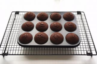 放入预热好的烤箱中层，上下火200度，烤15分钟左右。