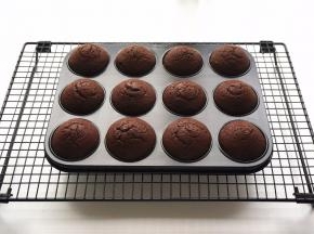 放入预热好的烤箱中层，上下火200度，烤15分钟左右。