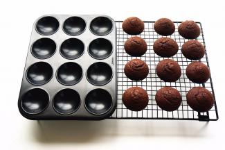 出炉后脱模，转移到冷却架上冷却。