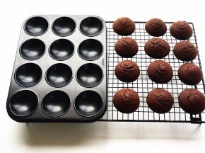 出炉后脱模，转移到冷却架上冷却。