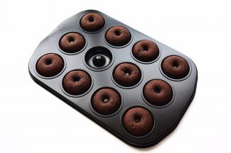 剩余的蛋糕糊挤入迷你甜甜圈模具中，放入烤箱中层，上下火200度烤10分钟即可。