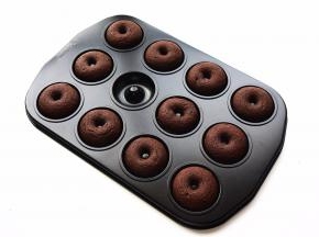 剩余的蛋糕糊挤入迷你甜甜圈模具中，放入烤箱中层，上下火200度烤10分钟即可。