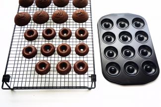 出炉后脱模，冷却。