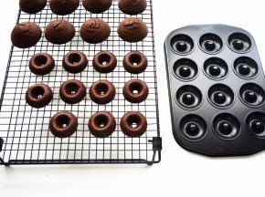 出炉后脱模，冷却。