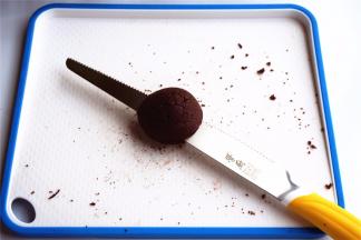 每一个球形巧克力蛋糕从中间切开，备用。