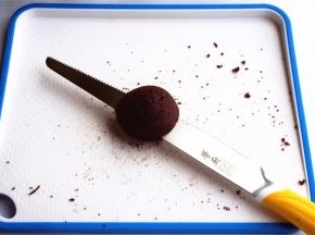 每一个球形巧克力蛋糕从中间切开，备用。