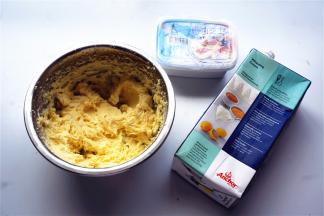 制作奶酪馅。奶油奶酪室温或隔热水软化后，加入糖粉，淡奶油，搅打至顺滑蓬松的状态，装入裱花袋。