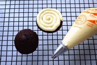 将奶酪馅画圈挤到其中一片蛋糕上，然后盖上另一片蛋糕就行了。