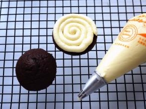 将奶酪馅画圈挤到其中一片蛋糕上，然后盖上另一片蛋糕就行了。