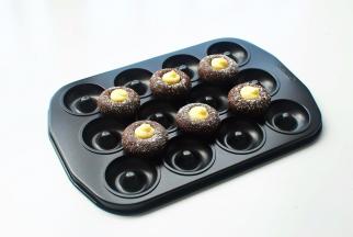 迷你甜甜圈蛋糕，只需要将奶酪馅挤到中间凹陷处即可，同样撒点糖粉装饰，美美哒。