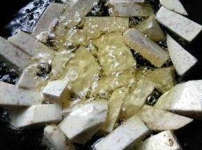 锅烧热下油，约6分热放入切好的芋头！