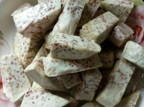 中火炸至芋头漂浮油面就可以捞起来，喜欢酥点的可以复炸一次！