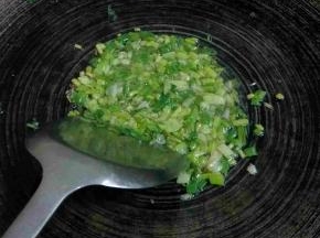 起锅放丁点底油，炸点油葱花！注意油温！