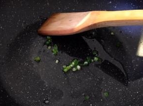 锅里放少许油，油热后香葱爆香