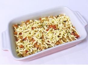 将芝士碎均匀撒在上面，可以多撒点烤箱170度预热