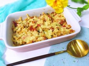 170度烤10分钟即可，美味拉丝效果很好的芝士火腿饭就好了