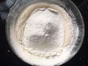 筛入面粉