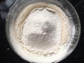 筛入面粉