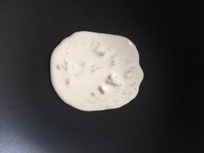 不粘锅加热倒入一勺面糊