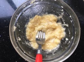 香蕉用叉捣泥
