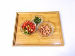 将红辣椒青辣椒去籽洗净切丁，火腿肠切丁，香葱洗净切碎