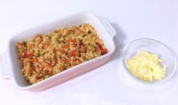 将翻炒好的米饭装进烤箱专用碗，压平