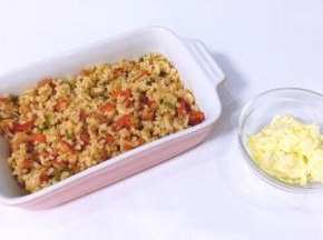 将翻炒好的米饭装进烤箱专用碗，压平