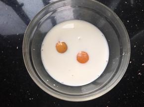 两鸡蛋打入牛奶中