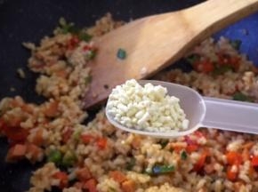 加入一勺盐，一勺鸡精调味