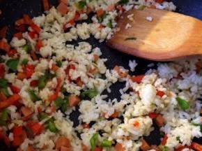 加入一碗米饭炒散，一粒粒的