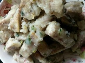 放入炸好的芋头，速度翻拌！糖浆均匀裹紧芋头！温度也随之下降，就起了反沙效果！