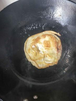 两个鸡蛋打散煎成四个小蛋饼
