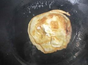 两个鸡蛋打散煎成四个小蛋饼