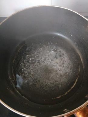 糖，醋，盐放在锅里煮开