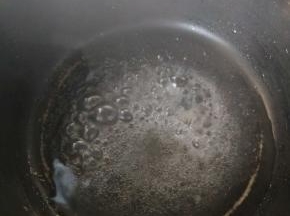 糖，醋，盐放在锅里煮开