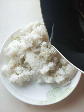 将自制寿司醋倒入米饭搅拌均匀