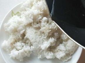 将自制寿司醋倒入米饭搅拌均匀