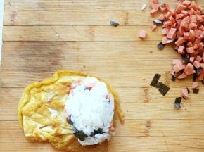 在上面再放上一层米饭