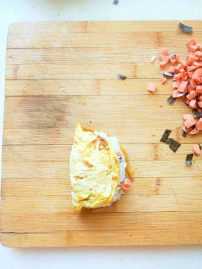 将鸡蛋饼另一边折起来，很简单哦。