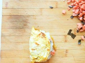 将鸡蛋饼另一边折起来，很简单哦。